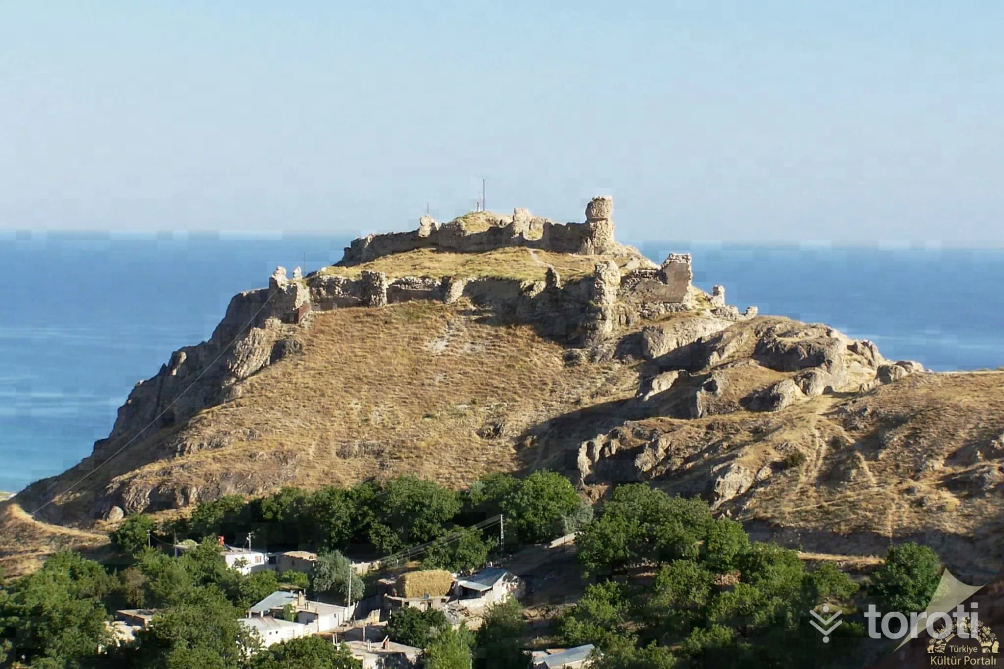 Adilcevaz Kalesi