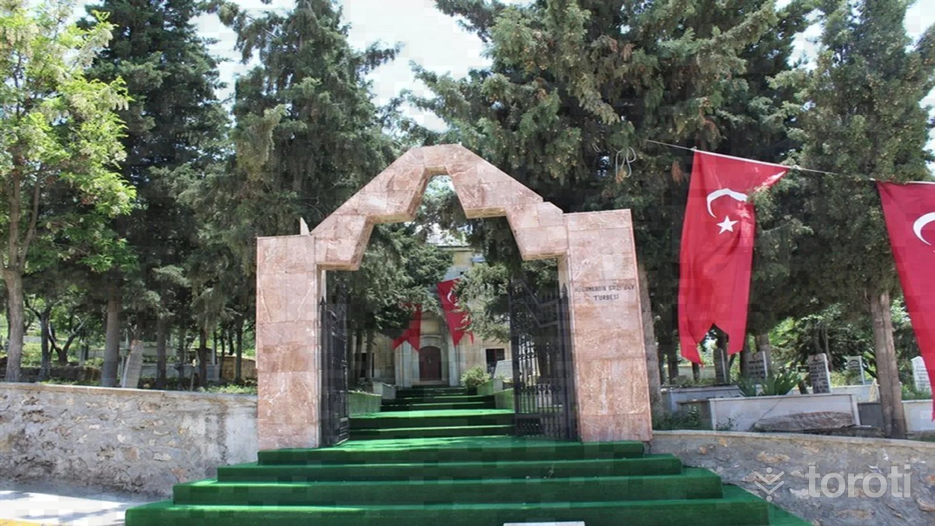Hüsamettin Bey Türbesi