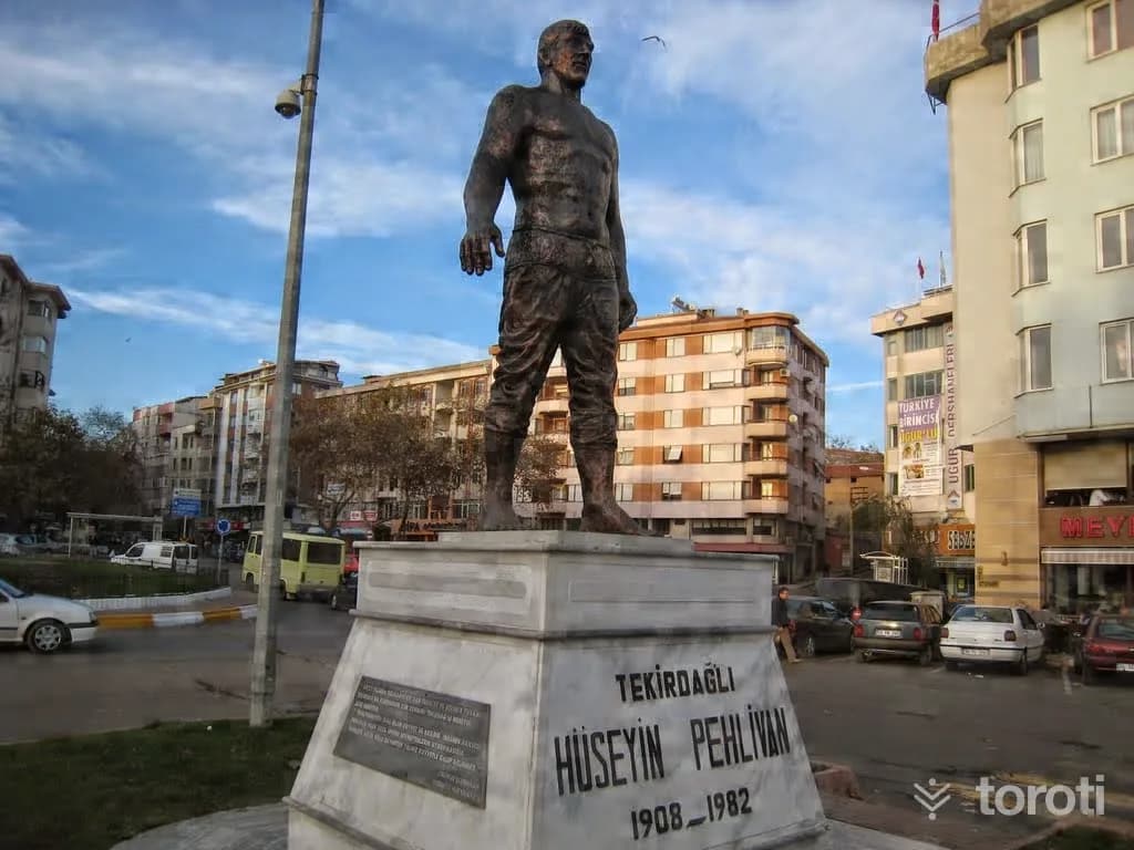 Hüseyin Pehlivan Heykeli