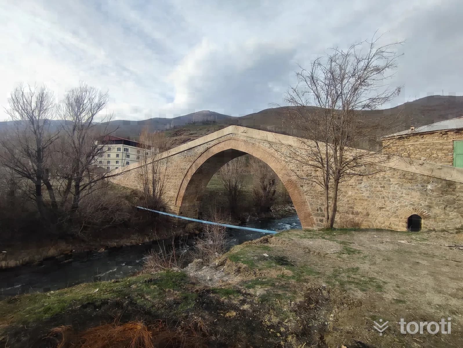 Tarihi Kırmızı Köprü