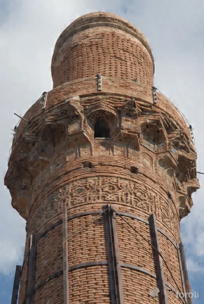 Eğri Minare (Kızıl Minare)