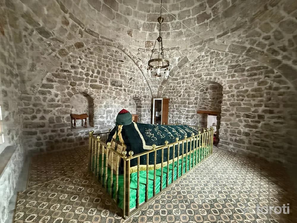 Yusuf Hakiki Baba Türbesi