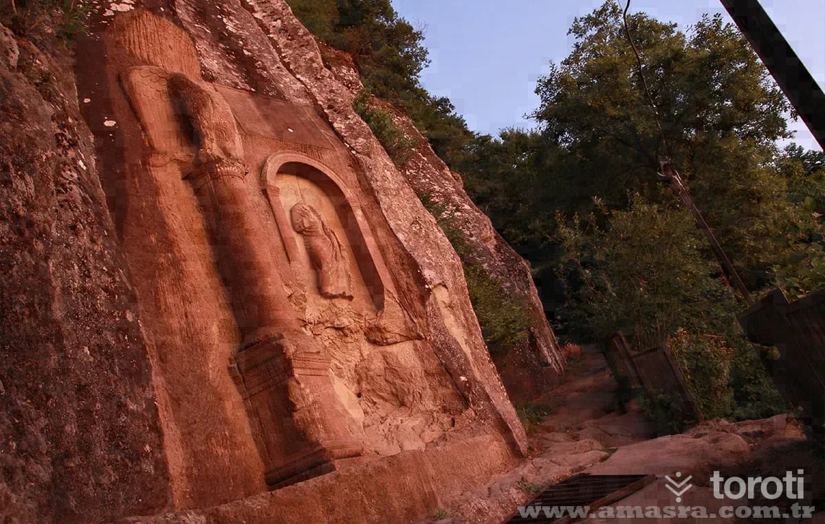Kuş Kayası Yol Anıtı