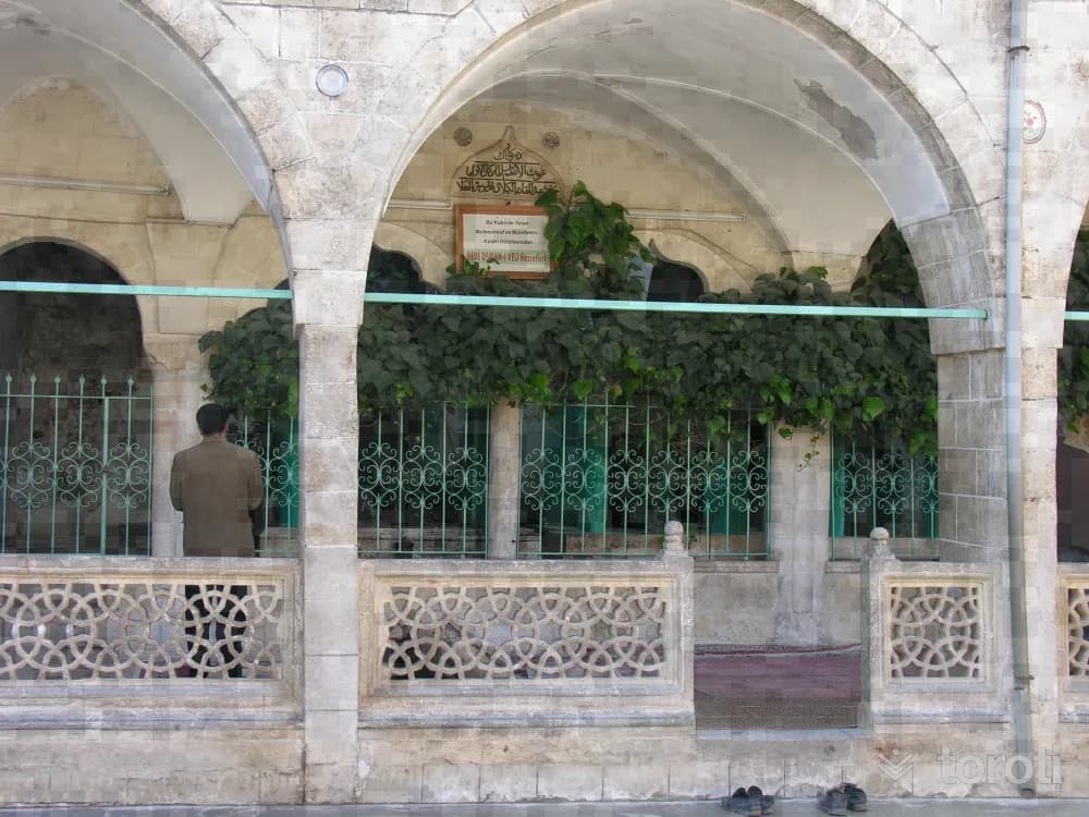Şeyh Dede Osman Avni Türbesi