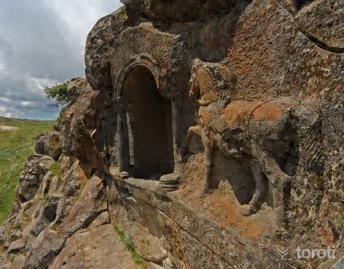 Lukyanus KitÂbesi Ve Atli Kaya Kabartması
