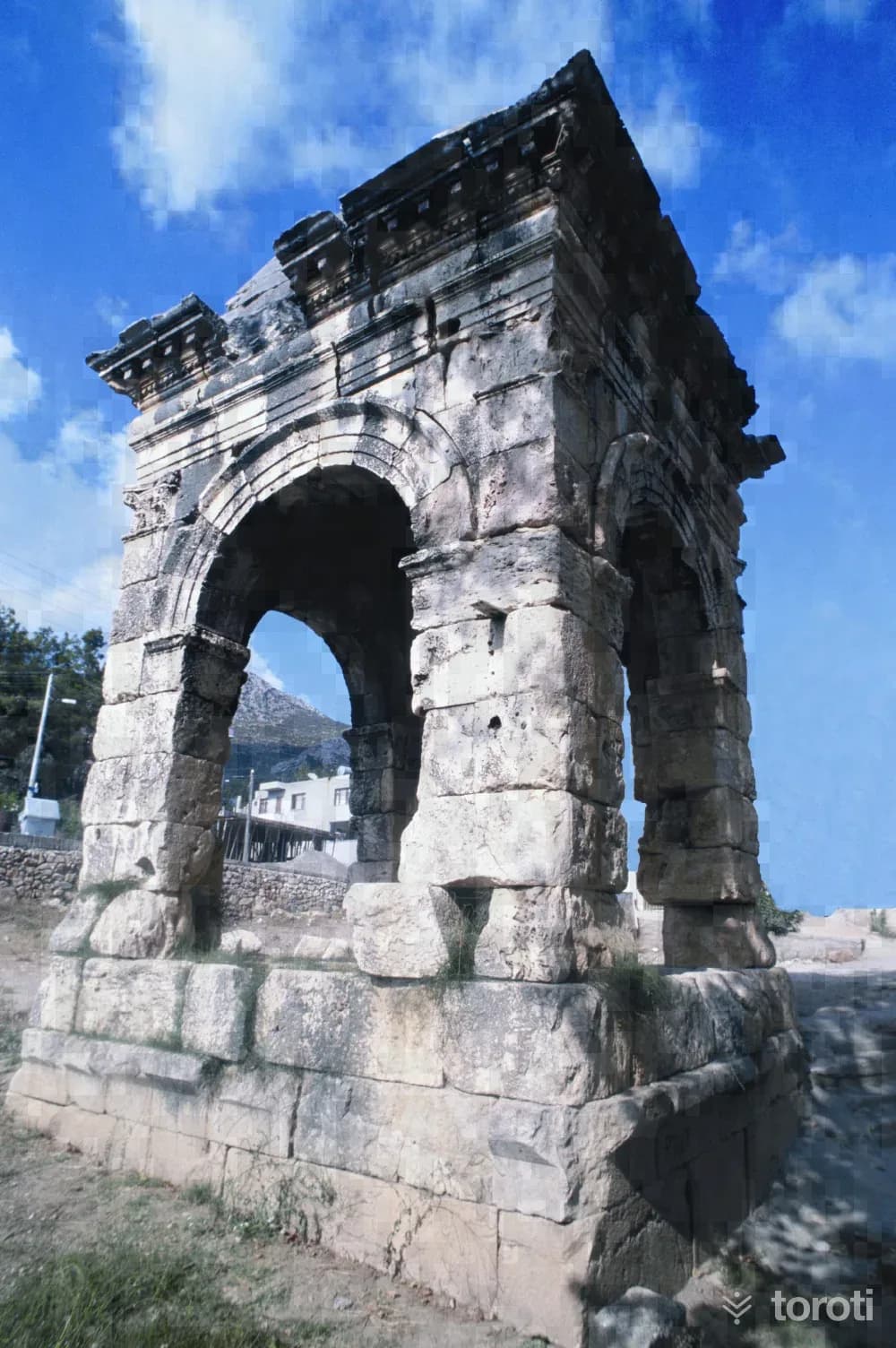 Piramidal Çatili Mezar
