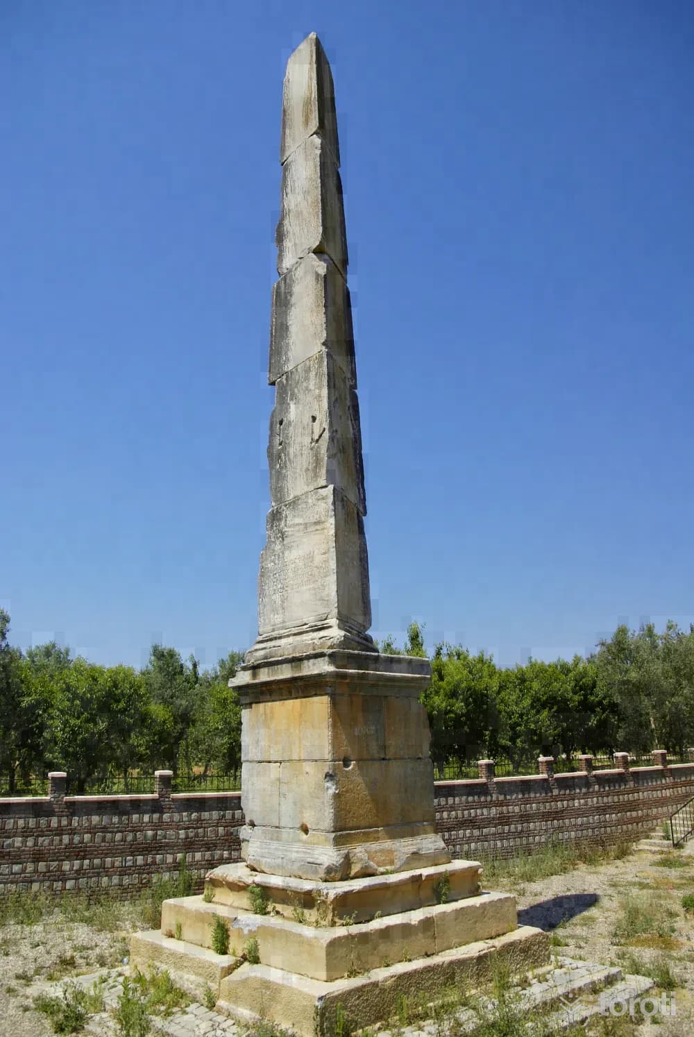 Dikili Taş / Obelisk