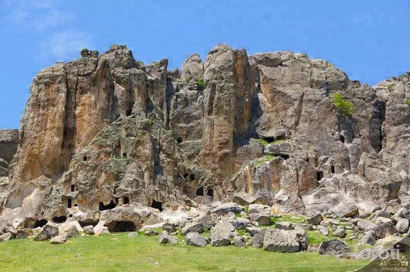 Ağin Kayaliklari
