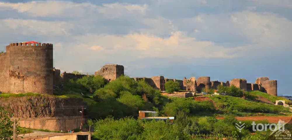 Diyarbakir Kalesi Ve Hevsel Bahçeleri