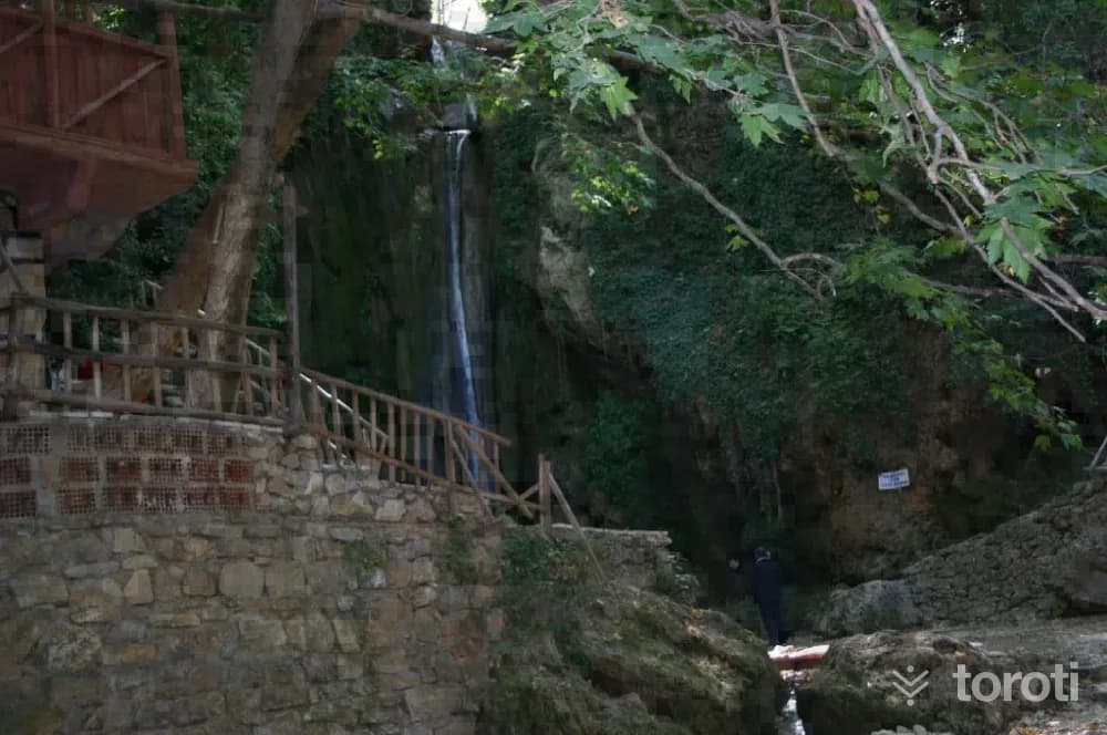 Sakizcilar Asmaalti Şelalesi