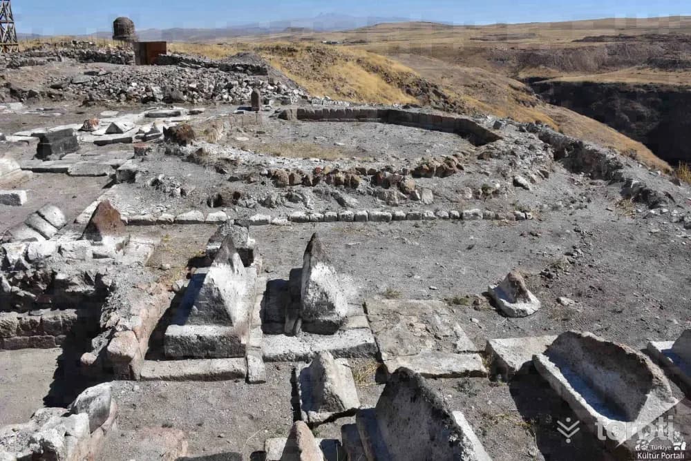 Selçuklu Kümbeti Ve Selçuklu Mezarliği