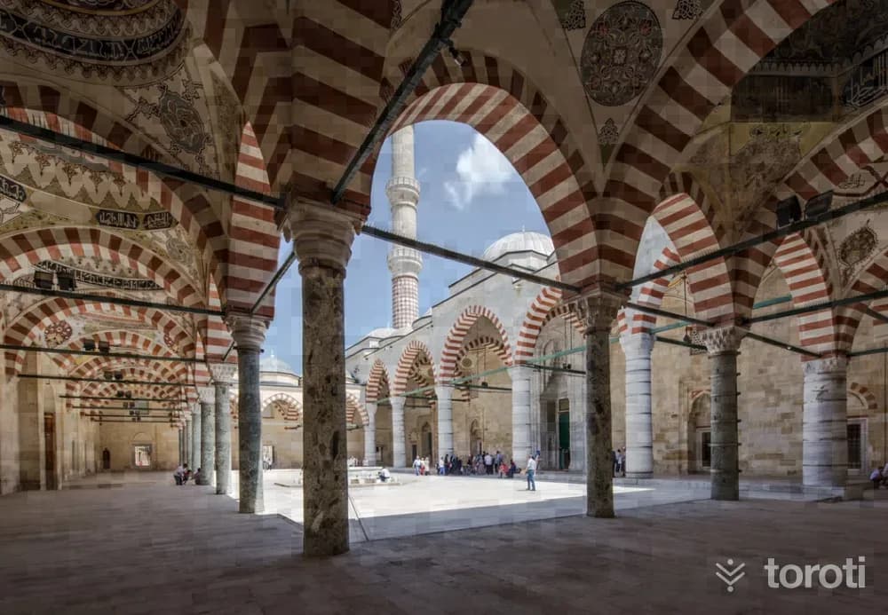 ÜÇ Şerefeli Cami