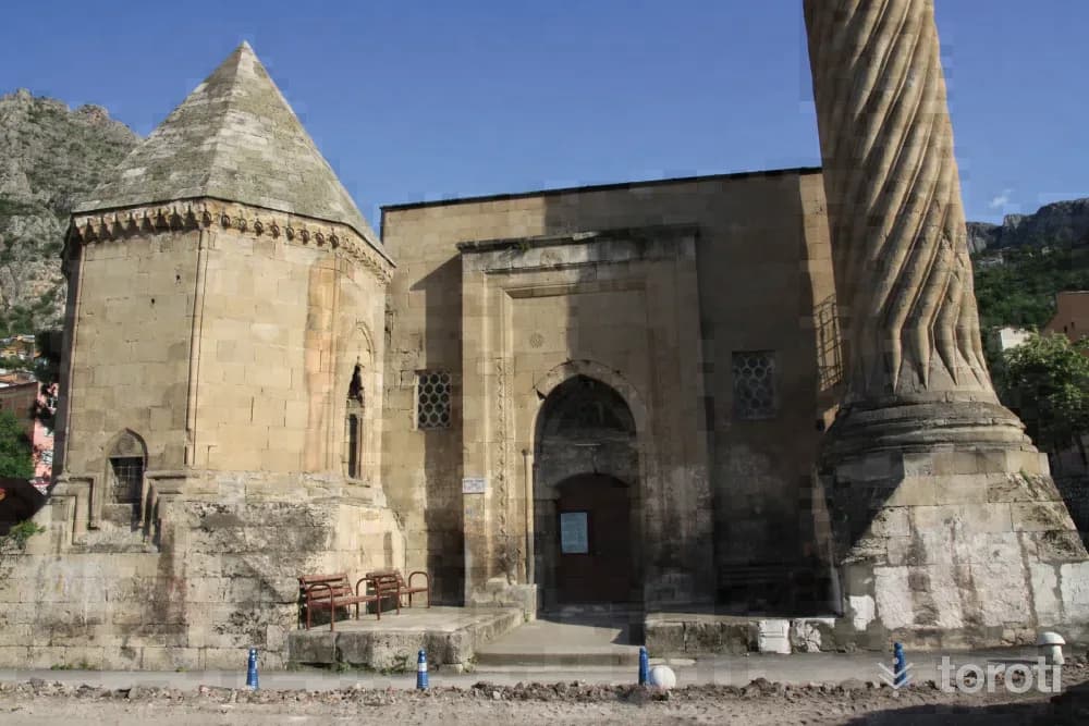 Burmali Minare Cami Ve Cumudar Türbesi