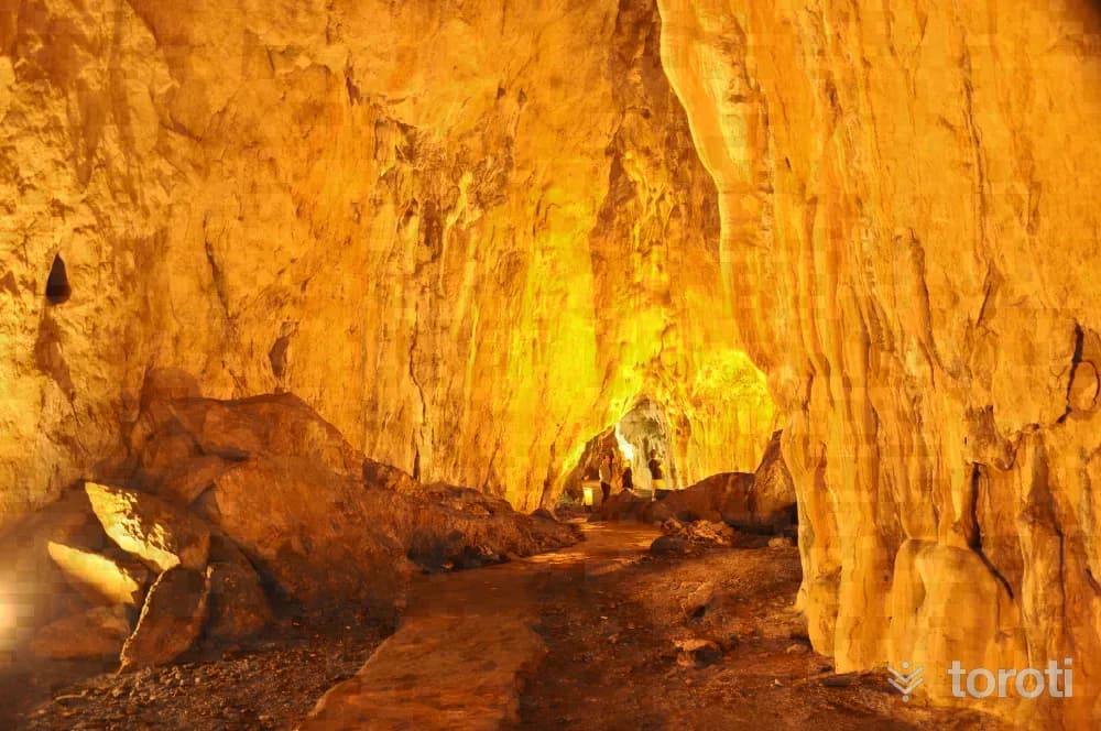 İnalti  Mağarası