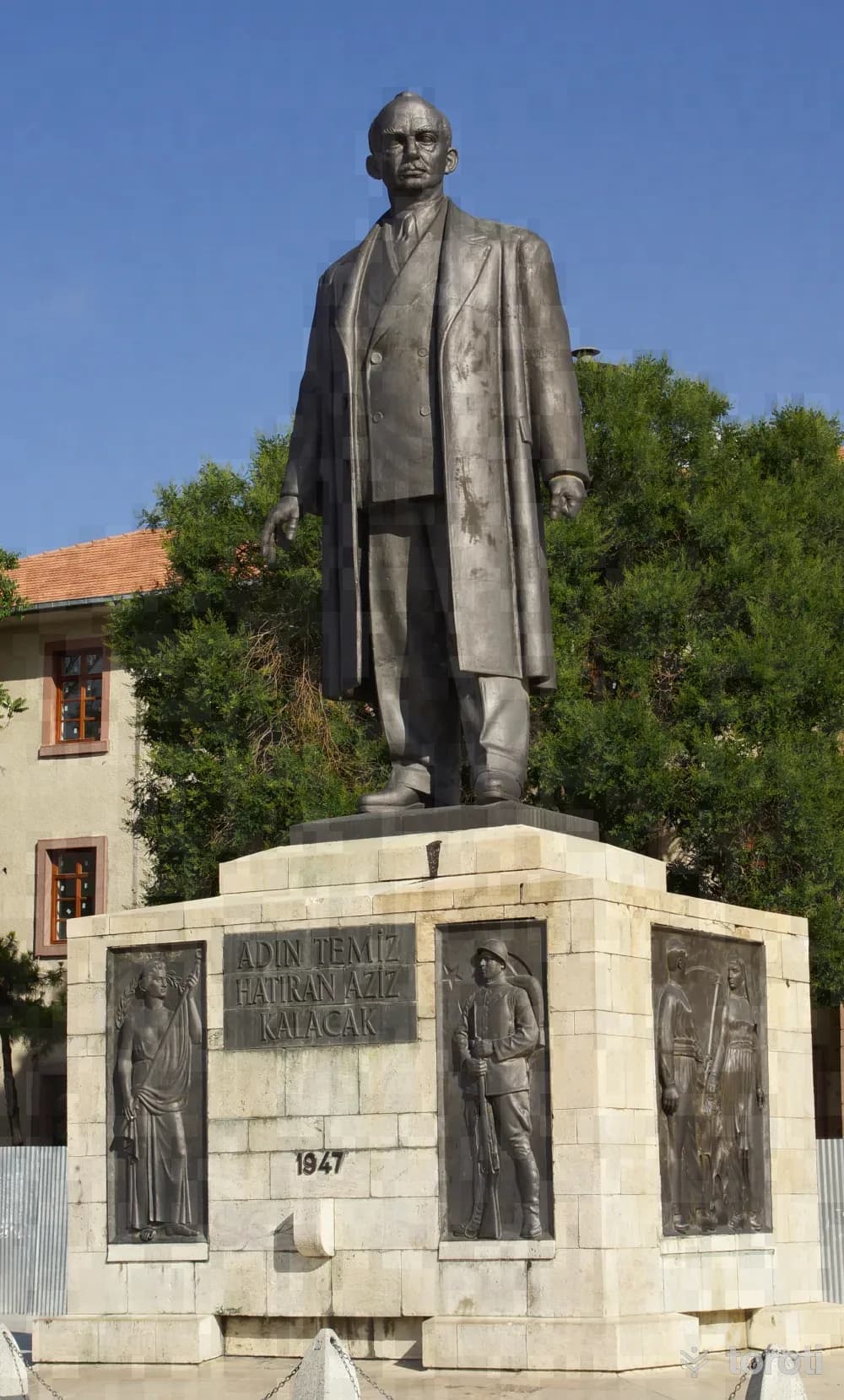 İnönü Heykeli