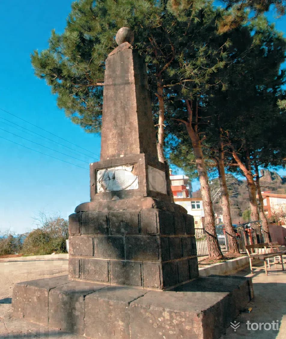 Nihat Bey Anıti