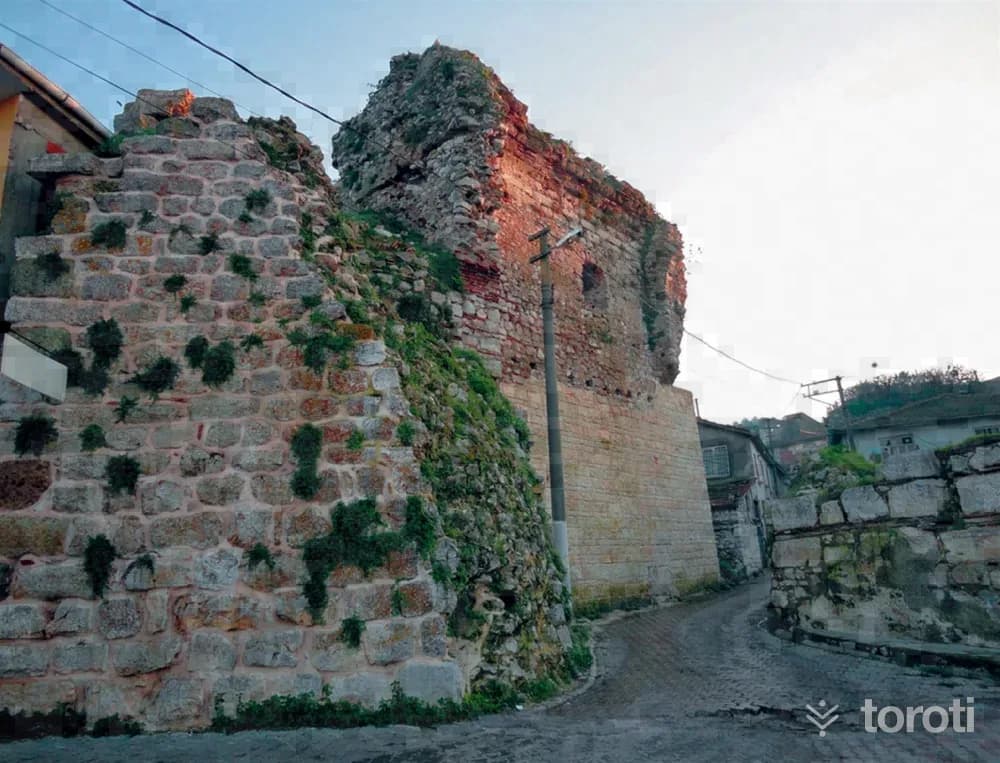Gölyazi İÇ Kale Ve Kent Surlari