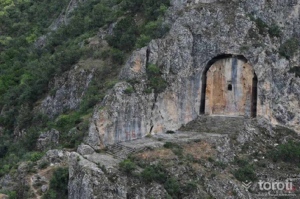 Laçin Kapilikaya Kaya Mezarı