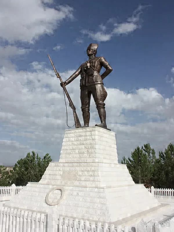 Tabip Yüzbaşi Hamdi Bey Anıti